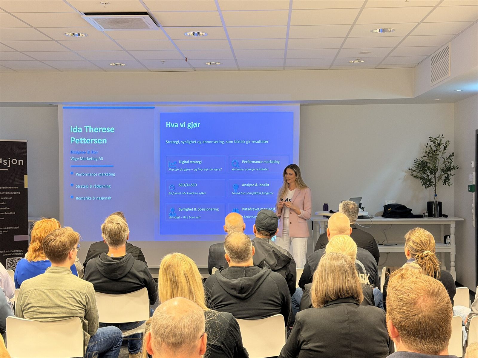 Publikum til morgenseminaret med Ida Therese Pettersen på scenen